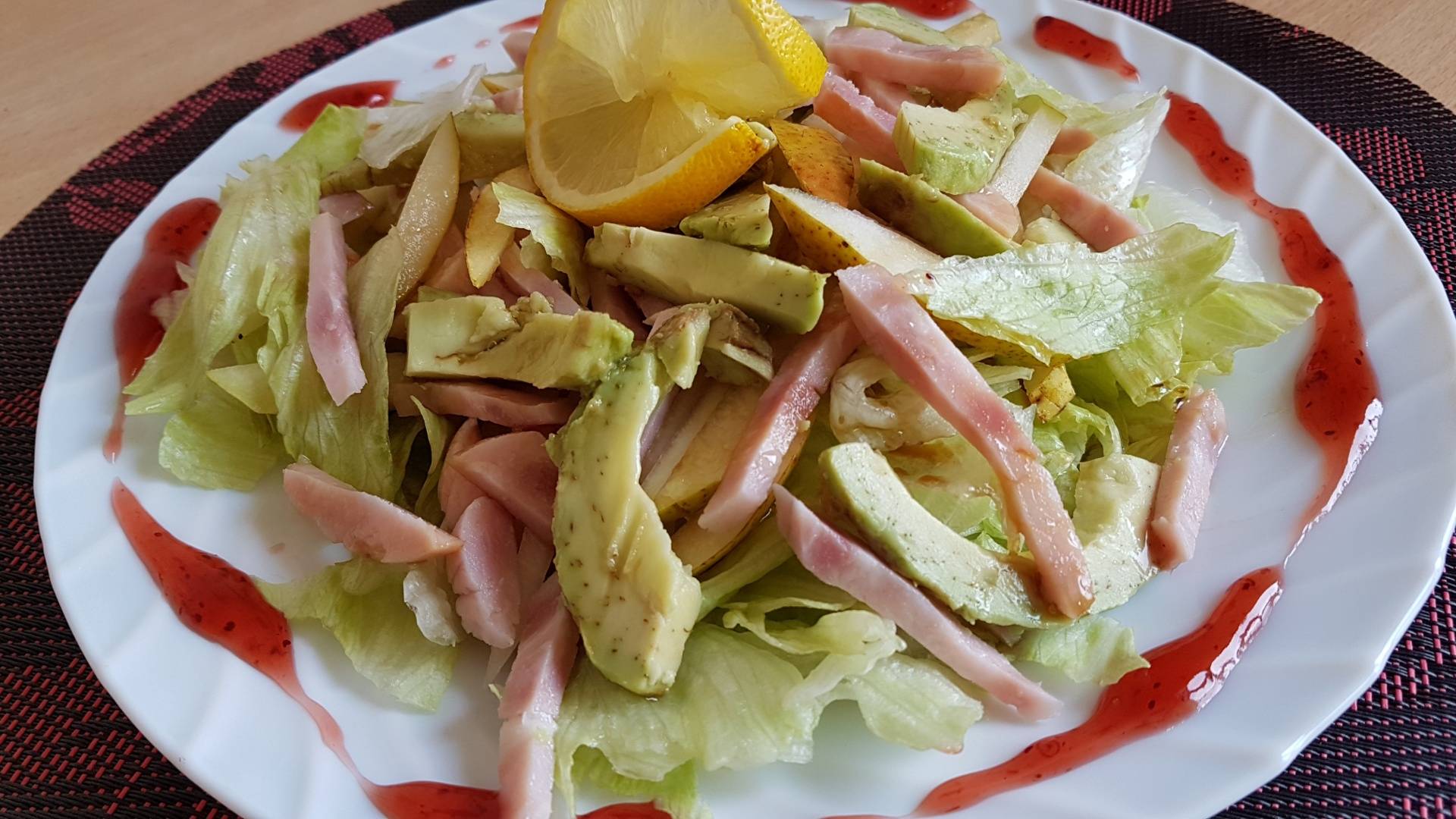 Салат с ветчиной , авокадо и грушей смотреть онлайн