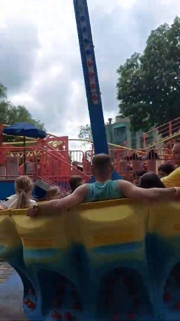 Катаемся с детьми на аттракционах 😁 #shorts We ride with children on the rides смотреть онлайн