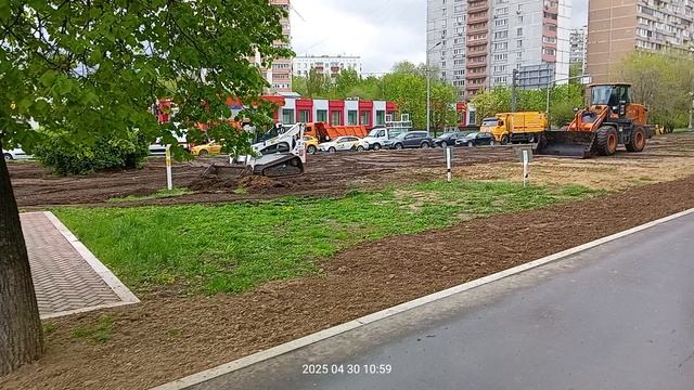 Работает мини бульдозер на выравнивании газонов. смотреть онлайн