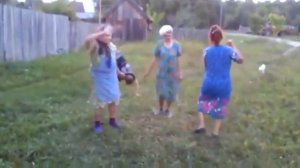 Бабушки танцуют