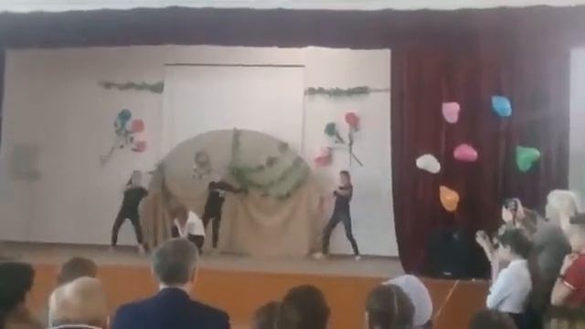 Тансую хип-хоп на празднике с девачками 8 марта