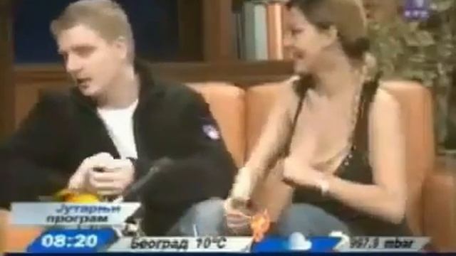 У телеведущей выпала грудь. смотреть онлайн