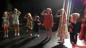 танцуем с детками на сцене чичива чичива видео для детей