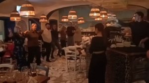 Греческие танцы в греческом ресторане Порто Миконос