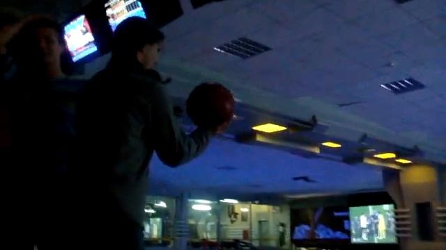 как НЕ НАДО играть в боулинг