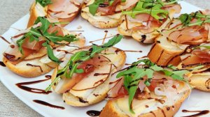 Бутерброды (Брускеты)запечённые с камамбером, грушей и хамоном.