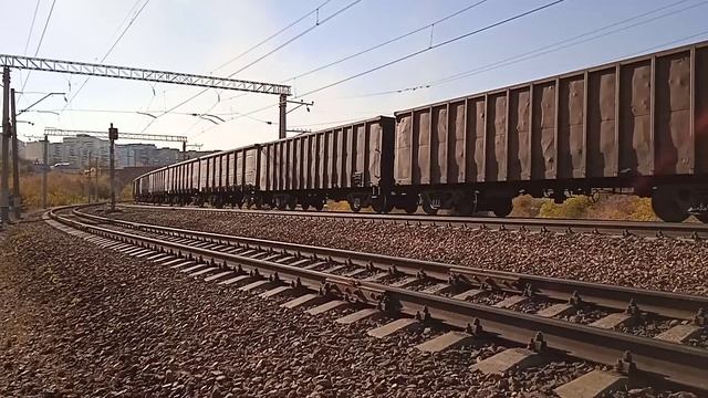Электровоз 2ЭС6-136 с грузовым поездом смотреть онлайн