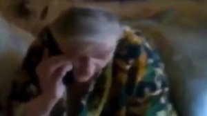 Сжатая бабка угрожает по телефону (Content Aware Scale)