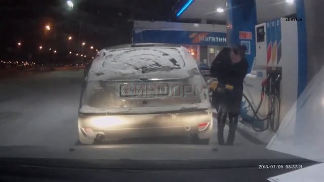 ПРИКОЛ Баба на заправке подожгла пистолет))!!!!! смотреть онлайн