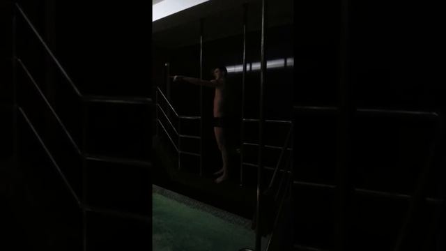 Пьяный поц убивается об воду.трезвым не смотреть!! смотреть онлайн