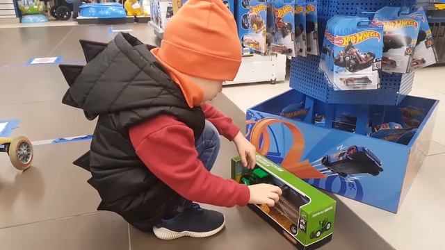 Robert in toy shop/Роберт идет в детский мир смотреть онлайн