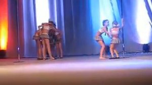 Днепропетровские школьницы танцуют на пилоне