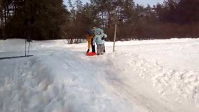 8 марта -приколы на лыжной прогулке с детьми ++++