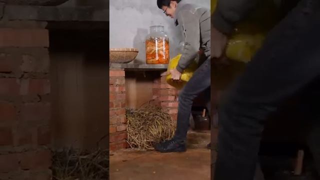 南瓜和糯米经发酵而得甜酒。勺子转动，锅里洋溢着香甜，嘴边尽是粉糯