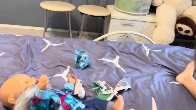 Лиза играет в песочнице, одевает на зиму куклу беби борн мальчика, на кассе смотреть онлайн