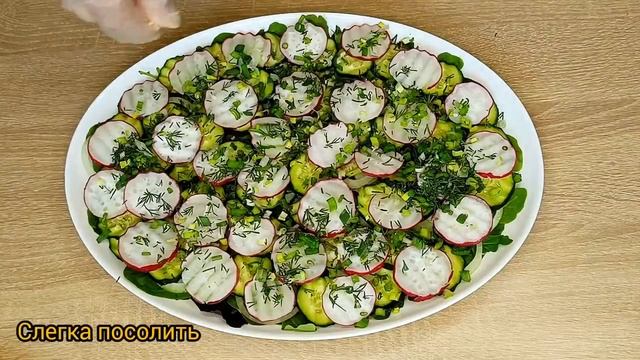 Рецепт слоеного салата из свежих овощей, зелени и копченой скумбрии смотреть онлайн