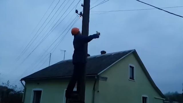 Приколы супер електрик ломает столб смотреть онлайн