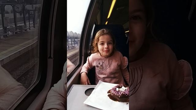 Джулиана в поезде, ест пончик! смотреть онлайн