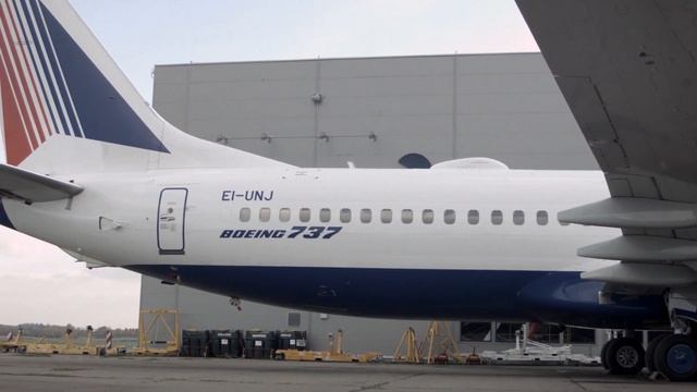 Процесс установки оборудования для доступа к Интернету на Boeing 737NG смотреть онлайн