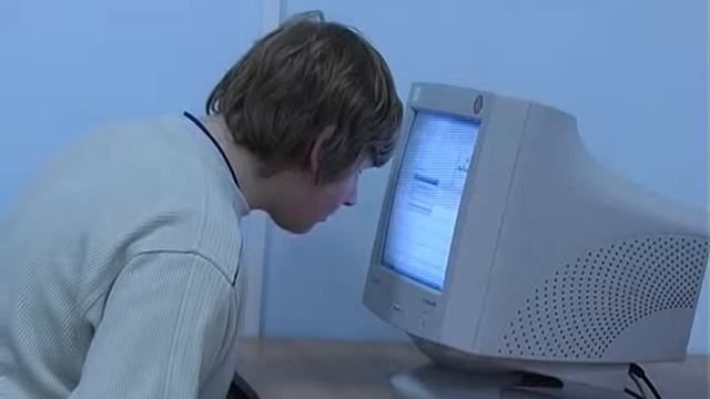 Смешной тупит у монитора.avi смотреть онлайн