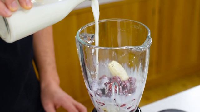 Reteta - Milkshake cu zmeura si banane | Buvez-vous смотреть онлайн