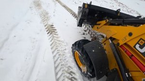 Трактор JCB 3CX едет по грязи лужам и бездорожью