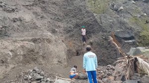 Строительство, шахтёры добывают песок со стен карьера