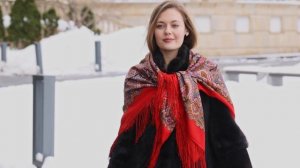 Платок шерстяной с шелковой бахромой "Пряничный домик", 1903-5, 125х125 см #platki #fashion #scarf