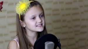 Классно поет! Девочка поет песню Вдвоём