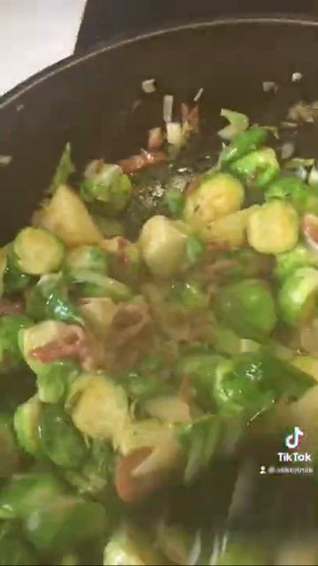 Brussel Sprouts with Potato, Bacon n Salami sautéed with Garlic n Onions. #brusselsprouts #bacon смотреть онлайн