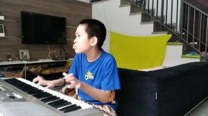 мальчик с ума сошел играет на пианино сумасшедший палец 6