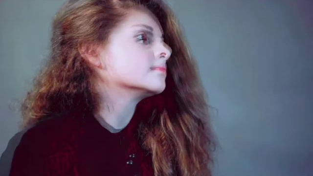 Ванеса Кочанжи На белом МИНУС