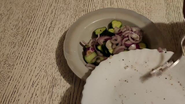 САЛАТ ІЗ ОГІРКІВ: швидкий, смачний, легкий.