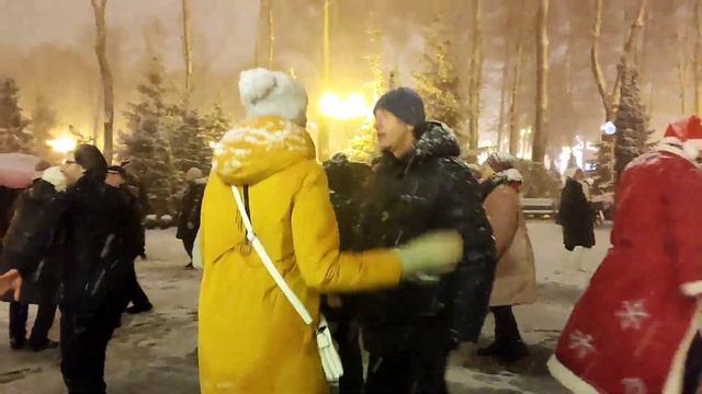 А ТОЙ, ХТО БАГАТО ГОВОРИТЬ, ПО-МОЄМУ ТРОХИ ДУРНИЙ!💃🕺❄️/ТАНЦЫ В ПАРКЕ ГОРЬКОГО ХАРЬКОВ ДЕКАБРЬ 2021 смотреть онлайн