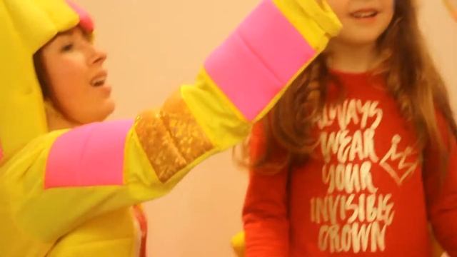 Симка из Фиксиков пришла на День Рожденья Миланы. 4года смотреть онлайн