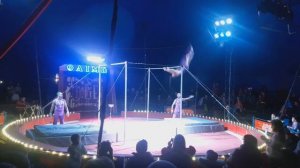 Circus. Acrobats. Цирк. Акробаты на турниках