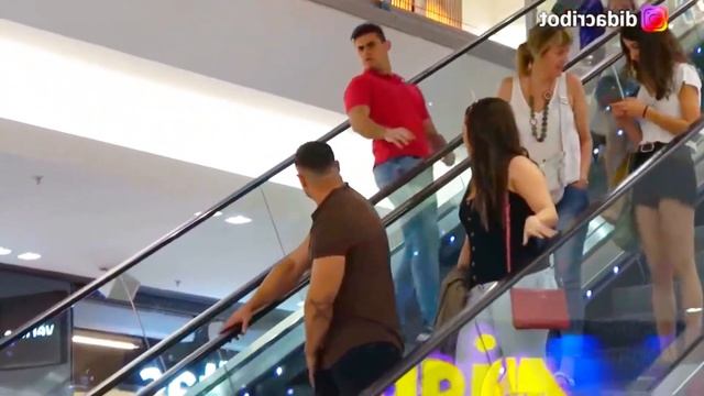 Прикол на эскалаторе. Что с ним не так? Рассмешил до ИСТЕРИКИ прохожих!😂 смотреть онлайн