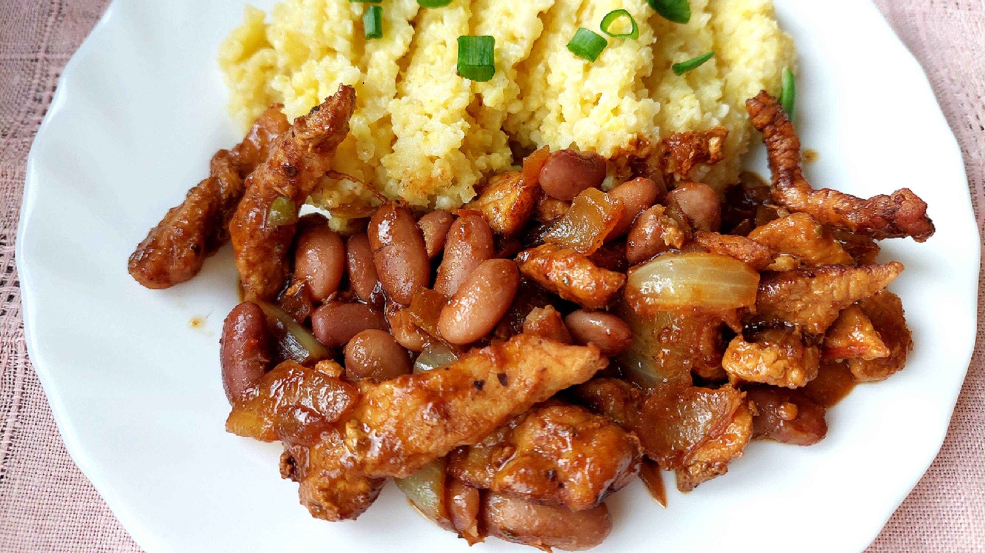 Свинина жаренная на сковороде с фасолью. Гарнир пшенная каша. смотреть онлайн