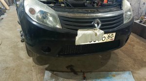 Рено Сандеро 2013 год как снять передний бампер.