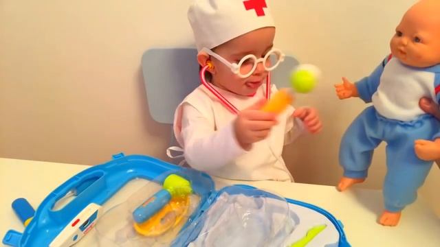 Amina играет в доктора-лечит Baby Макса-Amina plays doctor смотреть онлайн