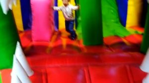 Алиса в парке развлечений для детей. Шарики, Горки, Карусель.