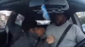 Негр танцует в машине