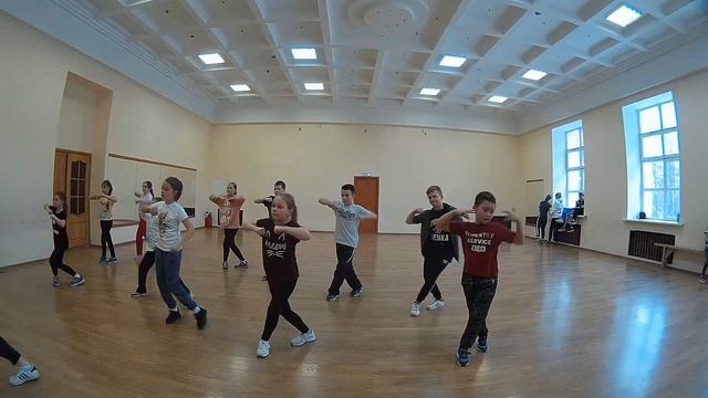 маленький кусочек  с тренировки хип-хопа.