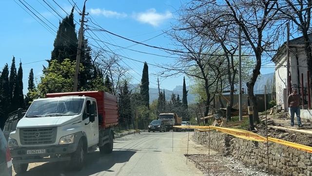 Ялта. Ремонт улицы Халтурина, вниз от ЮБШ до перекрестка с Кирова ул. 18.04.25. Крым. Crimea. Yalta. смотреть онлайн