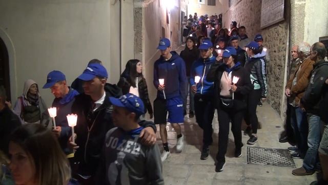 Processione a Vallepietra con le Compagnie per la festa della Santissima Trinità