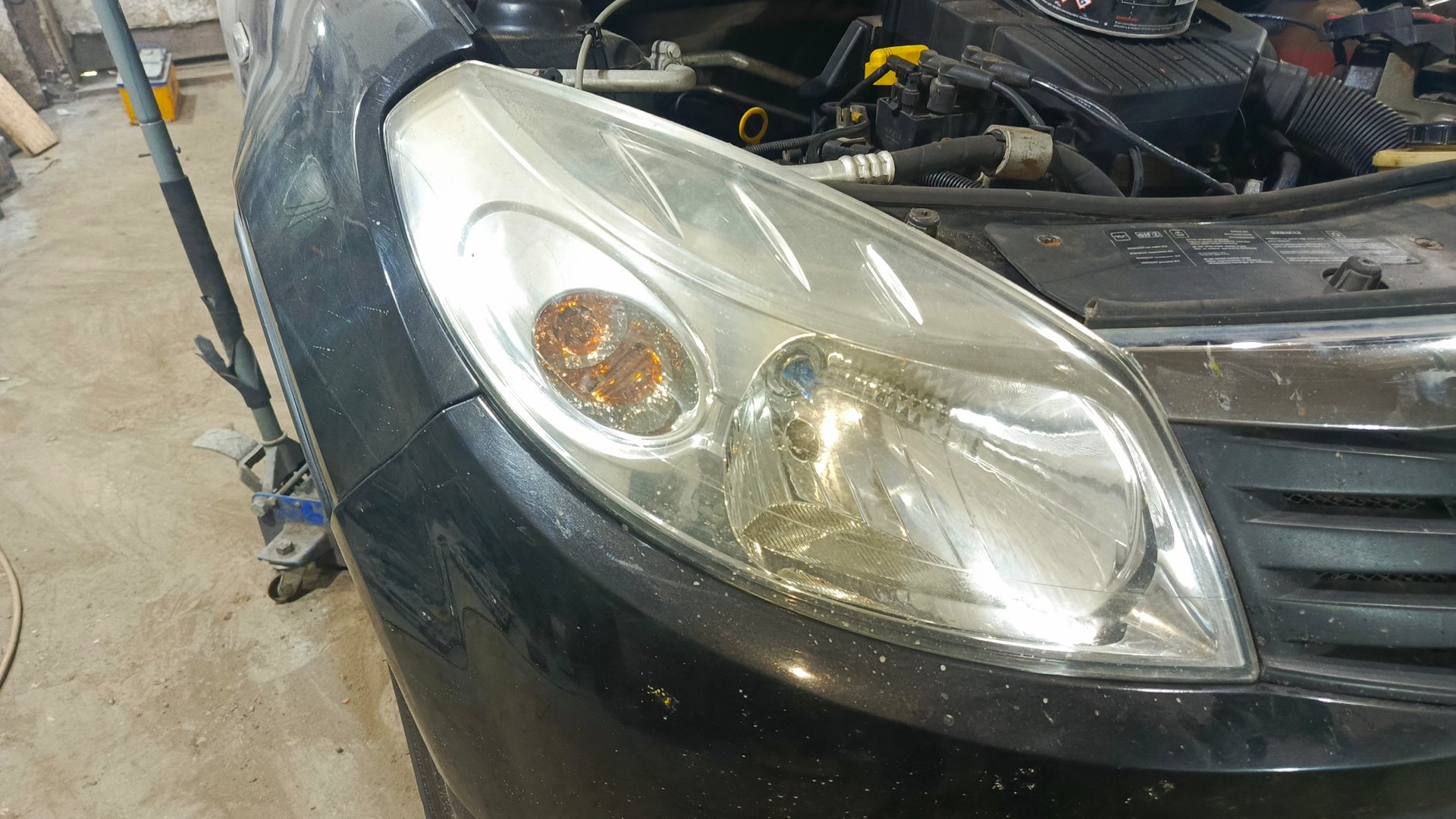 как снять переднюю  фару Рено Сандеро 2013 год.