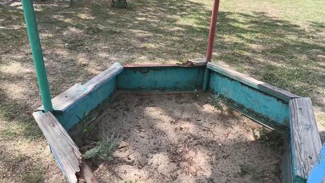 Детский парк с большой цветочной клумбой. 2.07.2021 год. смотреть онлайн