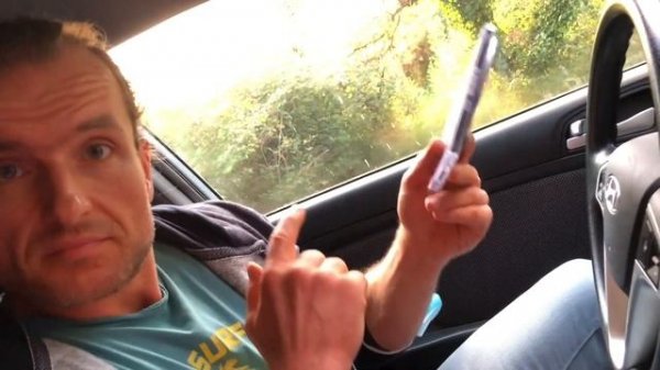 МС Деловой слушает диск DJ Krypton "Один"