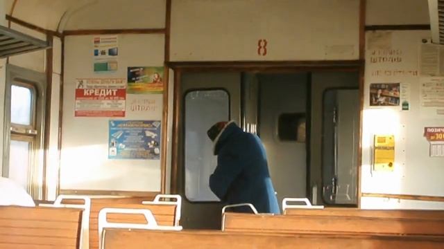 Бабушка пытается открыть дверь в электричке / Grandma breaks down the door to the train смотреть онлайн