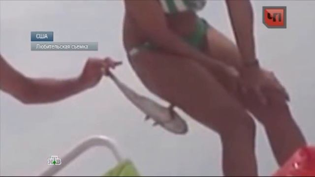 Полуголая девица на пляже «поймала» подругу на рыбу(Прикол) смотреть онлайн
